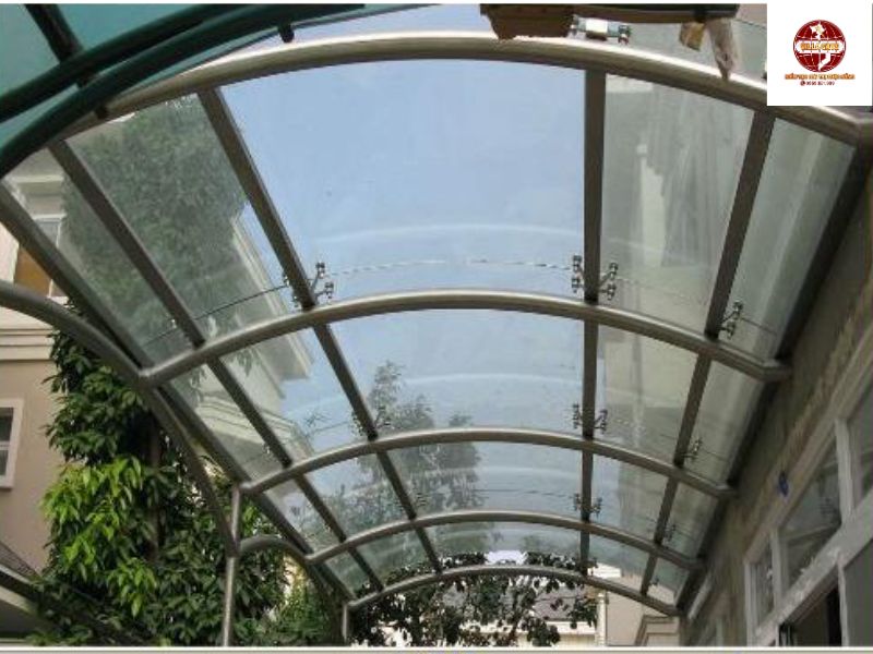 mái kính sắt mỹ thuật nhà phố