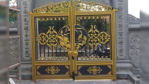 Cổng nhôm đúc ma đồng ở nhà phố hiện đại