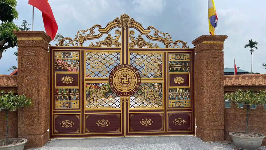 Cổng sắt mỹ thuật 4 cánh ở chùa