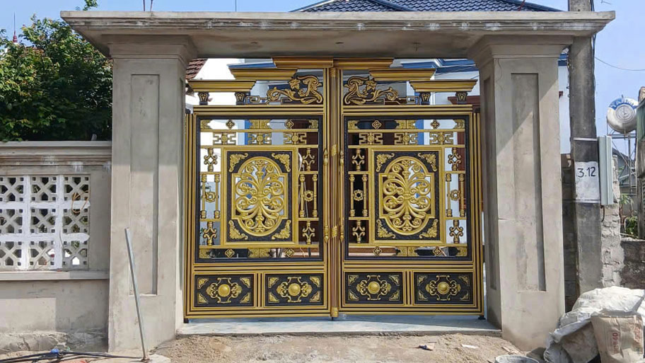 Mẫu cổng nhôm đúc nhà phố màu vàng đồng đẹp