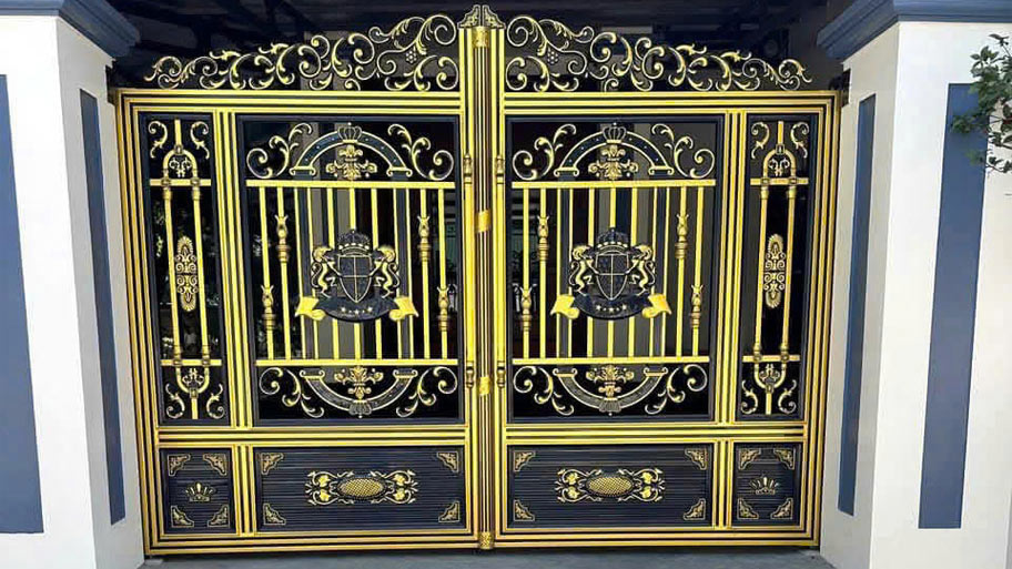 Nhà phố sử dụng cổng nhôm đúc thủ công